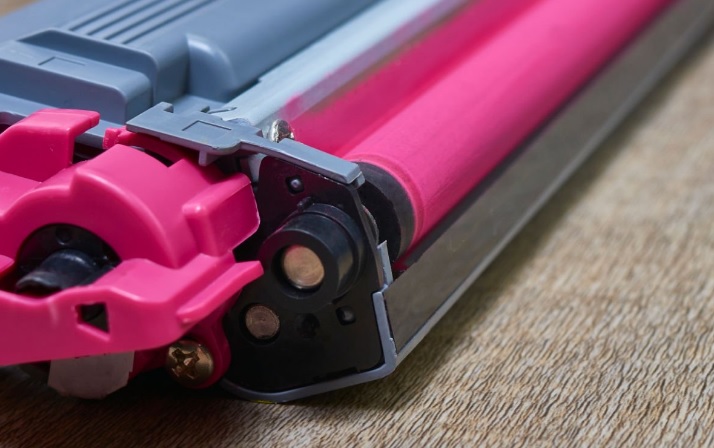 Jak sprawdzać tonery po numerach, hologramach i jakości druku – krok po kroku?